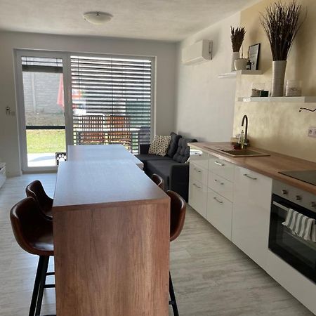 Sunny Apartment On The Lakes Сенец Екстериор снимка