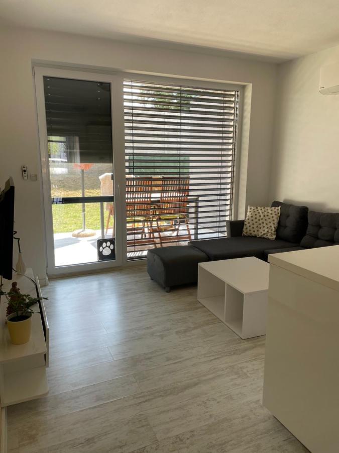 Sunny Apartment On The Lakes Сенец Екстериор снимка