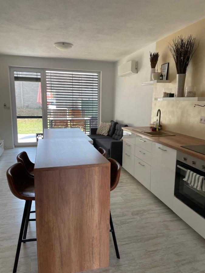 Sunny Apartment On The Lakes Сенец Екстериор снимка
