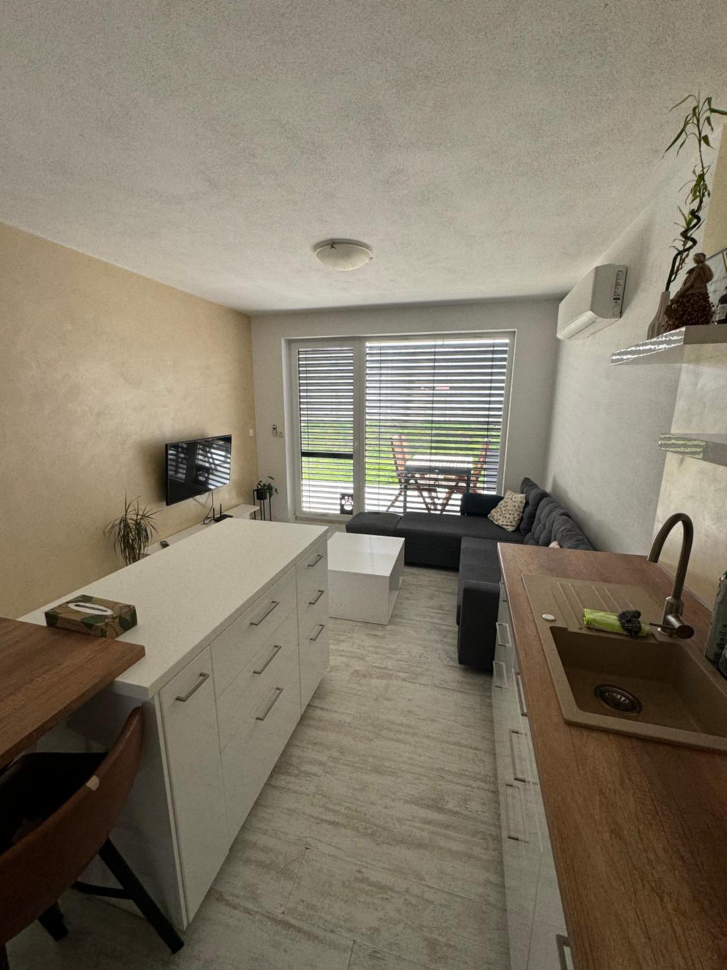 Sunny Apartment On The Lakes Сенец Екстериор снимка